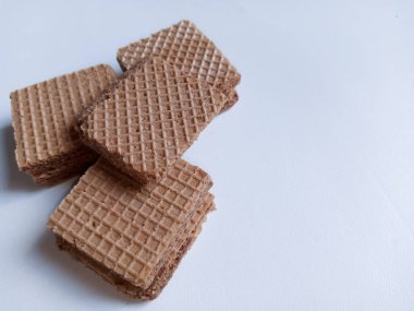 Beyaz arkaplan ve kopyalama alanı ile düzenlenmiş bisküviler