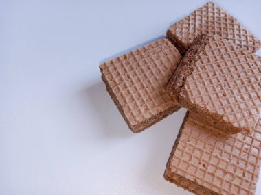 Beyaz arkaplan ve kopyalama alanı ile düzenlenmiş bisküviler