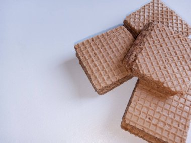 Beyaz arkaplan ve kopyalama alanı ile düzenlenmiş bisküviler