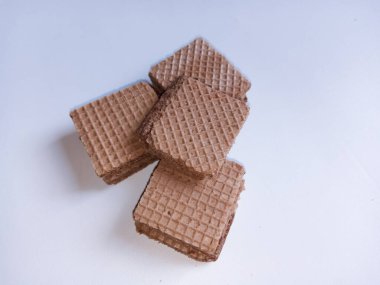 Beyaz arkaplan ve kopyalama alanı ile düzenlenmiş bisküviler