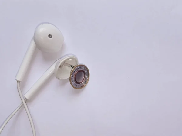 Close Broken Earphones Headphones Isolated White Background Copy Space — Stock Photo, Image