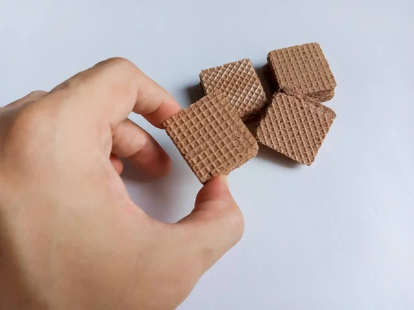 Biscuits Wafer Cube Main Tenant Disposés Avec Fond Blanc Espace — Photo