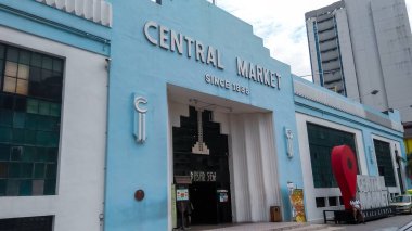 MALAYSIA, KL 2018 Ekim 15, The Central Market 'in girişi dolayısı ile ya da mavi-beyaz 1937 Art Deco Central Market (Pasar Seni) binası. Kuala Lumpur 'daki ana gösteriler