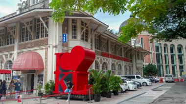 MALAYSIA, KL 2018 Ekim 15, Kuala Lumpur Şehir Galerisi 'nde sabah atmosferi ve KL Anıt İmza Bölgesi' ne bayılırım. Turistler arasında fotoğraf fırsatları için popüler bir site olan KL anıtını seviyorum..