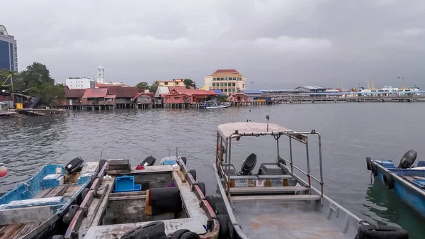 Penang 2018 Ekim 15, Penang City Balıkçı Köyü veya Kampung Nelayan 'daki Chew Jetty rıhtımına demir atmış tekneler.