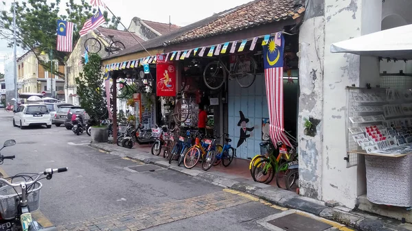 ペナン2018 10月15日 ジョージタウンにマレーシアの旗枠の観光客向けに自転車が並ぶ地元の古い自転車店ペナン — ストック写真