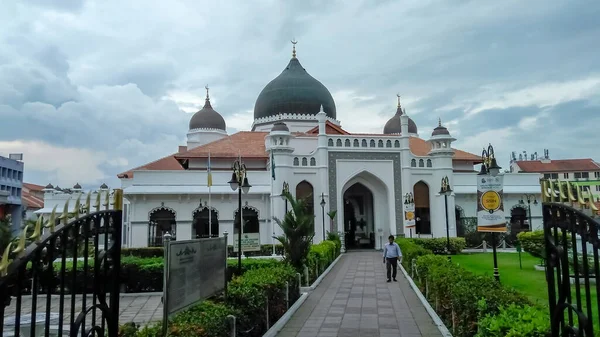 槟城2018年10月15日 位于槟城乔治敦的卡皮坦基林清真寺的前景 Kapitan Keling清真寺建于1801年 — 图库照片