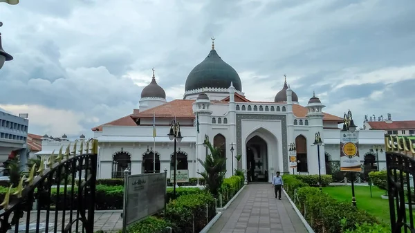 槟城2018年10月15日 位于槟城乔治敦的卡皮坦基林清真寺的前景 Kapitan Keling清真寺建于1801年 — 图库照片