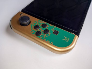 Pontianak 2023, 10 Temmuz, Nintendo 'nun son modeli sol joystickle eski altın rengi değiştirmek veya Joy-con izole beyaz arka plan