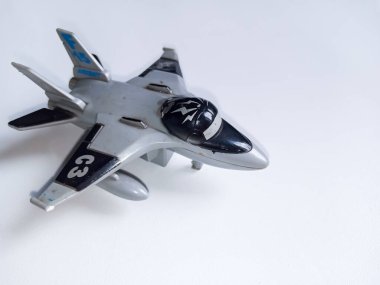 Oyuncak jeti ya da askeri uçağı kapatın. F-35 savaş uçağına benzer. Askeri oyuncak uçak, beyaz arka planda izole edilmiş.