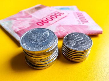 Pontianak 2023, 15 Temmuz, Endonezya paralarının ve Endonezya banknotlarının düzgünce yerleştirilmesi