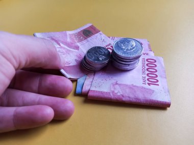 Pontianak 2023, 15 Temmuz, Endonezya paralarının ve Endonezya banknotlarının düzgünce yerleştirilmesi