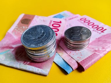 Pontianak 2023, 15 Temmuz, Endonezya paralarının ve Endonezya banknotlarının düzgünce yerleştirilmesi