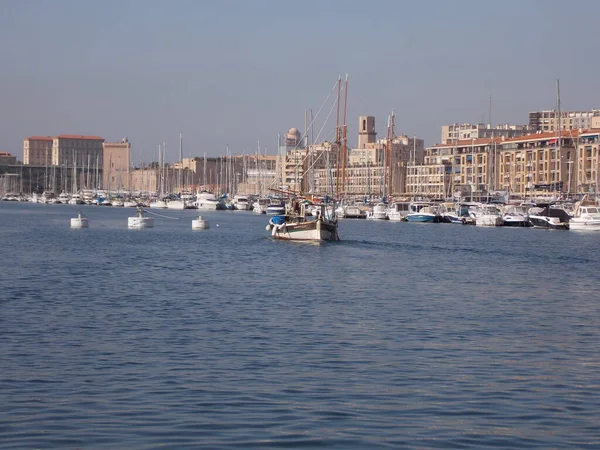 Un barco de pesca en el puerto de Marsella