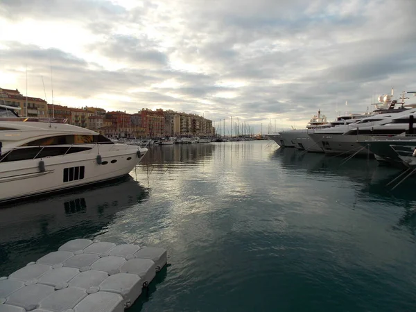 Amanecer en el puerto de Nice