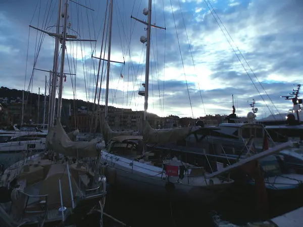           Amanecer en el puerto de Nice 