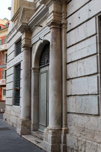 Barselona şehrindeki antik taş kapı.