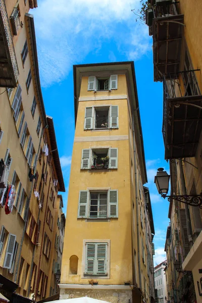 Eski şehre gömülü eski bir bina.