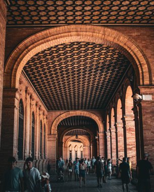 Milano şehrinin ünlü simgesini ziyaret eden insanlar, İtalya