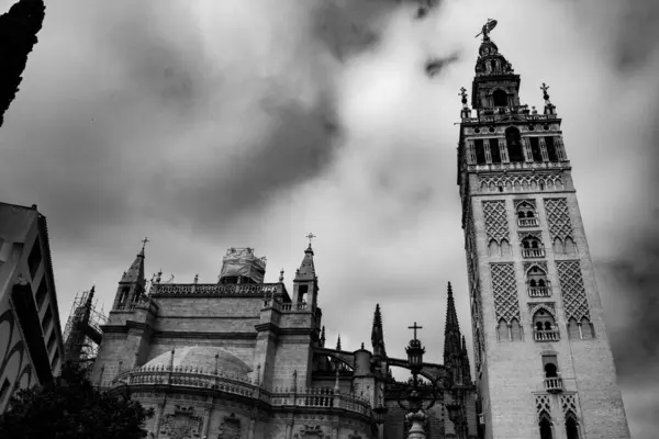 Un paseo por algunos de los lugares y monumentos mas iconicos de Sevilla
