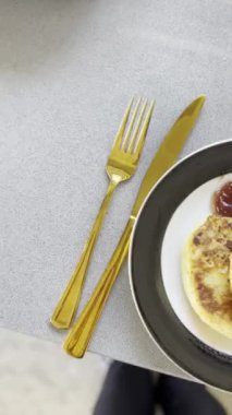 Tereyağlı ve reçelli gözleme