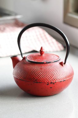 kırmızı çaydanlık masanın üstünde.
