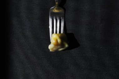 Siyah arkaplanda bir çatalın yakın plan çekimi.