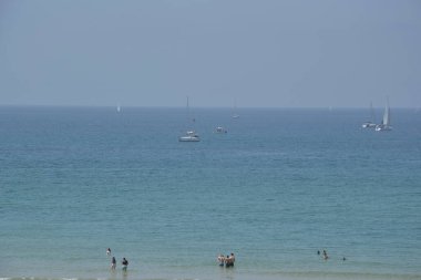 Mavi gökyüzü olan kumsal