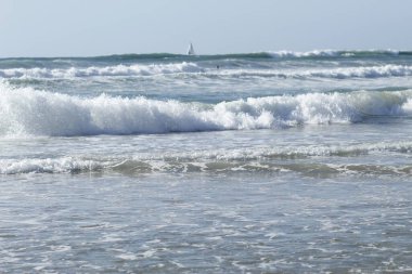 Sahildeki deniz dalgaları