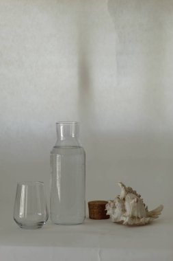 Buzlu bir bardak ve masada bir şişe votka.