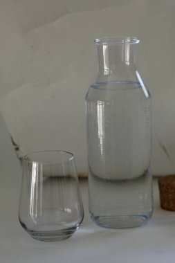 Bir bardak su ve bir bardak süt