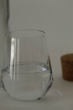 Mutfakta bir bardak su.