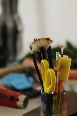 Tabloda fırçalı sanat aletleri