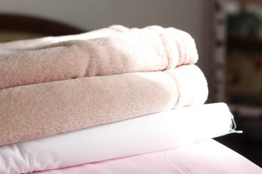 İçerideki yatağın üzerine bir yığın temiz havlu. Metin için boşluk