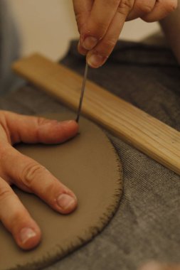 Eller atölyede. Atölyede iğne iplikle çalışan bir kadın..