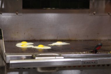 Taze pişmiş yumurtaları yakın.