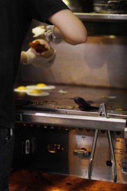 Şef lokanta mutfağında pizza hazırlıyor.