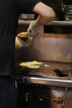 Şef mutfakta lezzetli bir yemek hazırlıyor..