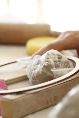 Evde maskeyle ilgilenen kadın.