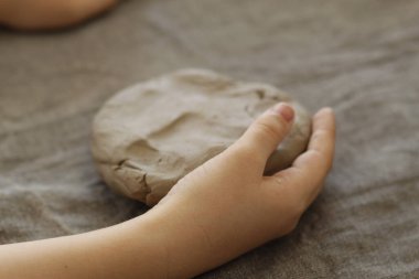 Ahşap zeminde bir parça kille.