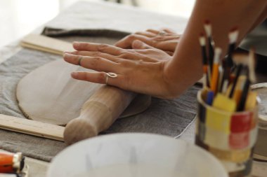 Kadın çömlekçi atölyede kil çömlek yapıyor, kapat.