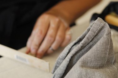 Dikiş makinesiyle çalışan kadın