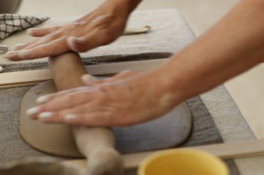 Şefin ellerinde mangır yapmak.