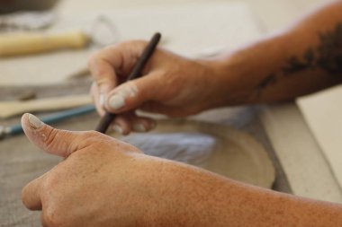 Çömlek yapan kadın elleri