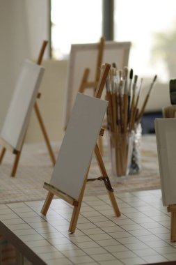 Boş tuval ve tuval ile sehpa