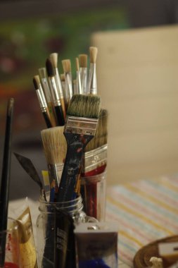 sanatçı araçları ve fırçalar