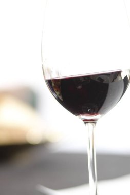 Restoranda kırmızı şarap kadehi