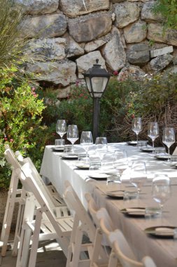 Masa bahçede akşam yemeği için hazır.