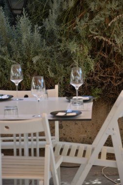 Gözlüklü bir masa ve beyaz şaraplı bir bardak.