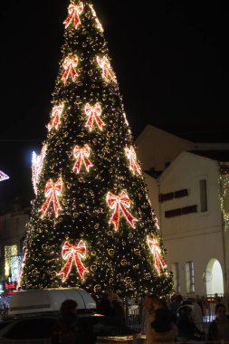 Sokakta yılbaşı ışıkları